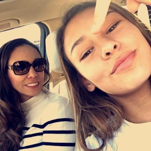 Meet LIsa - ⭐️Posh Ambassador & Top Rated Seller⭐️ - Picture 3 of 8